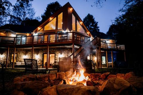 Fantastic Cabin with Fire Pit, Hot-tub and Fireplace in Sautee Nacoochee, Georgia