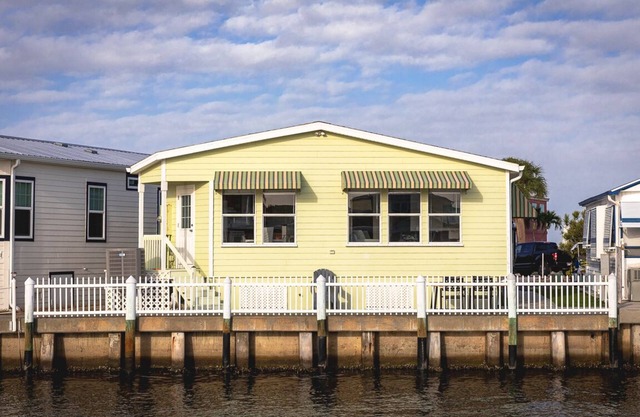 Fantastic Canal front cottage with ocean access
