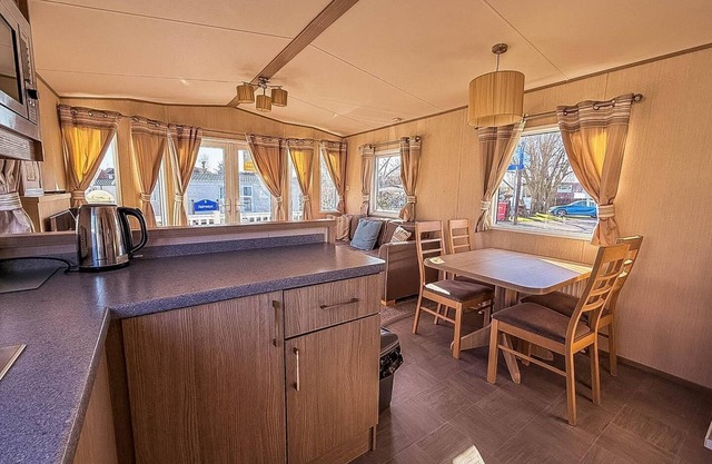 Fantastic caravan with decking at Haven Hopton Holiday Park ref 80069G