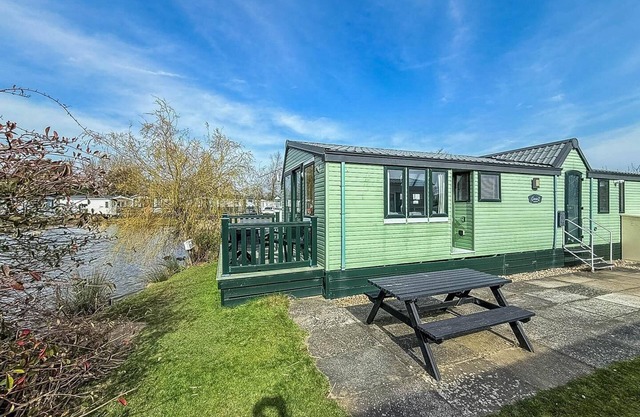 Fantastic caravan with stunning lake views at Southview Holiday Park ref 33002ML