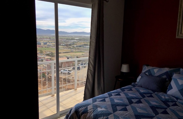 Fantastic Condo #6- 1 mi from the Beach, Great Ocean Views from 4th Floor!