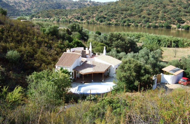 Fantastic country house with pool on the Rio Guadiana with access to the river