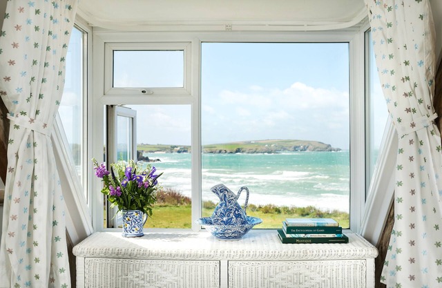Fantastic Family Beach House, superb sea views & a stone's throw from the beach!