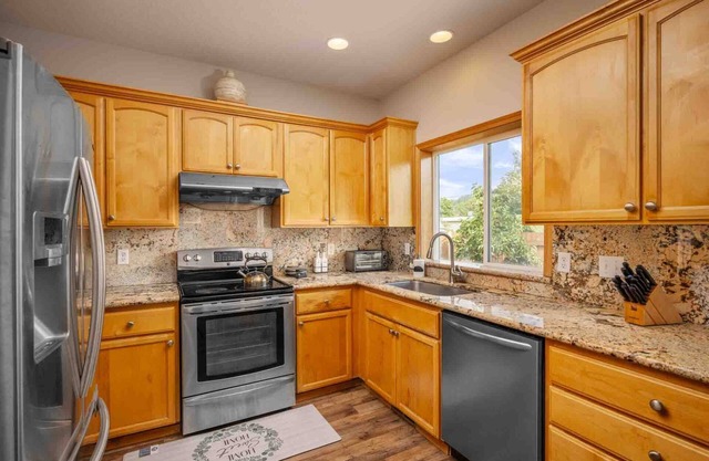 Fantastic Family Home, Pet Friendly, Fully Fenced Backyard w/Fire-Table, Ping Pong, Next to Trail