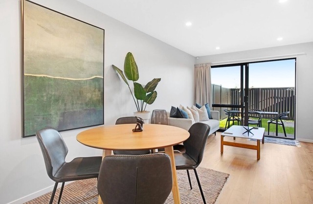 Fantastic Favona: Style and Luxury 3 BR | 2.5 Bath