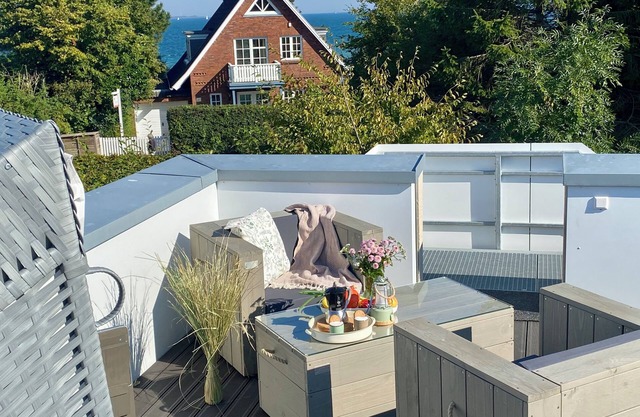 Fantastic fenced semi-detached house close to the beach