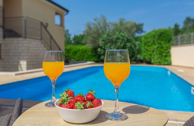 Fantastic flat just 250 metres from the beach with sea views, pool, barbecue area, private parking space