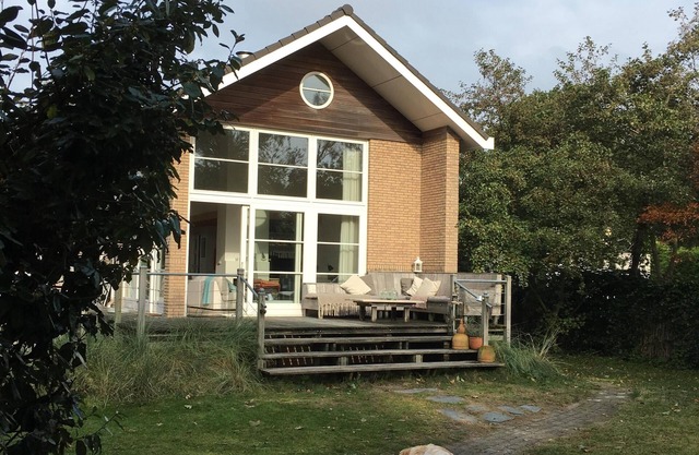 Fantastic, full, spacious beach house, large garden, BBQ, fireplace, privacy