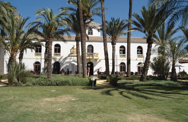 Fantastic ground front line apartment with garden and pool .