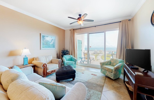Fantastic Gulfside Getaway w/Shared Pool & Hot Tub, Central AC, Free WiFi