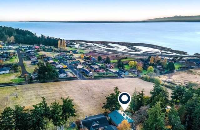 Fantastic home with water view, fireplace, full kitchen & washer/dryer