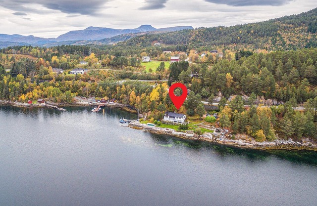 Fantastic house with pool directly on the fjord.
