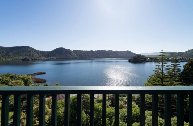 Fantastic Lake and Mountain views with Spa Pool