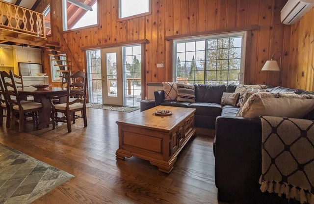 Fantastic lakeside chalet with stunning views!
