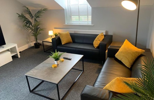 Fantastic Large 2 X Bedroom Flat, Free Parking