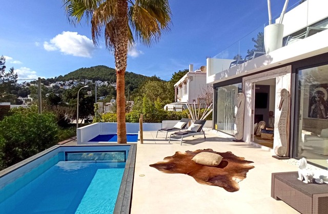 Fantastic Luxury Mansion Close to the Beach with Pool, Jacuzzi