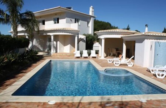 Fantastic Luxury Villa with air con, solar heated pool, jacuzzi and sea views!