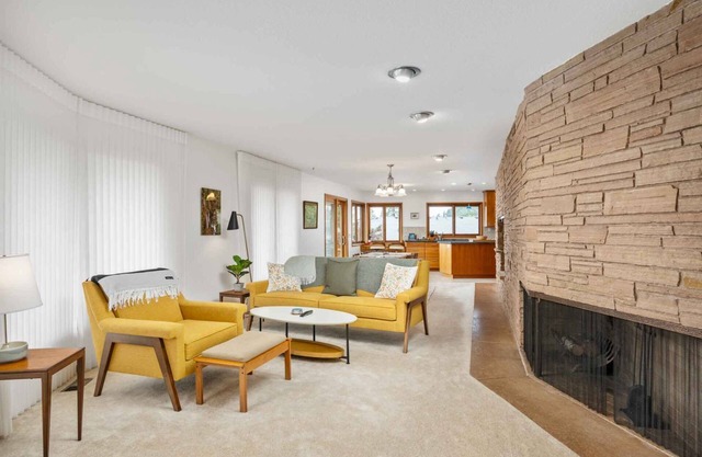 Fantastic Mid-Centuary Escape, Enormous Yard and Huge Deck, BBQ, Pet Friendly, Second Kitchen