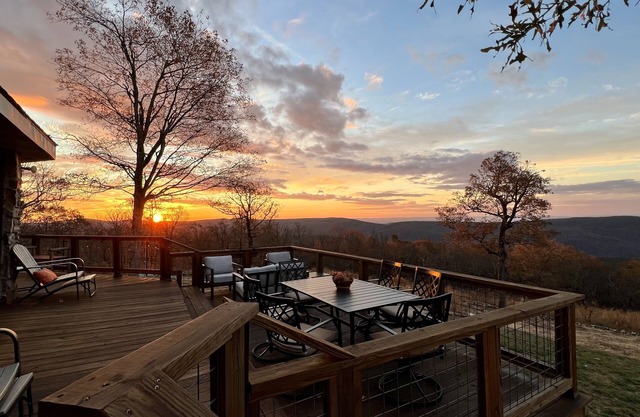 Fantastic mountain views, game room, 16 acres, high speed Internet and privacy.