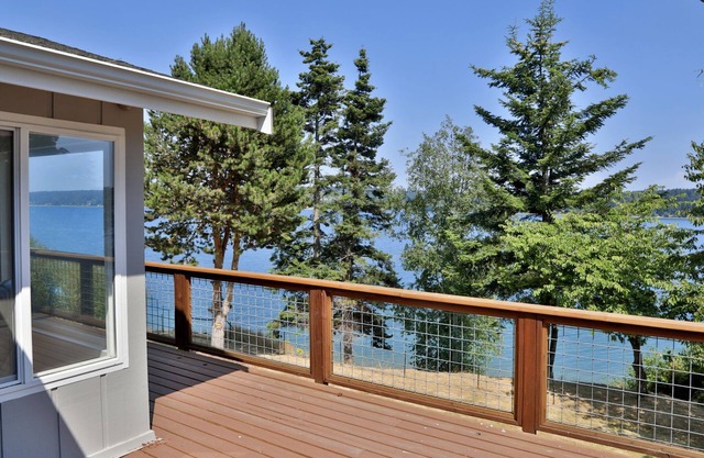 Fantastic, Multi-family, Medium Bank Waterfront Retreat in Freeland!