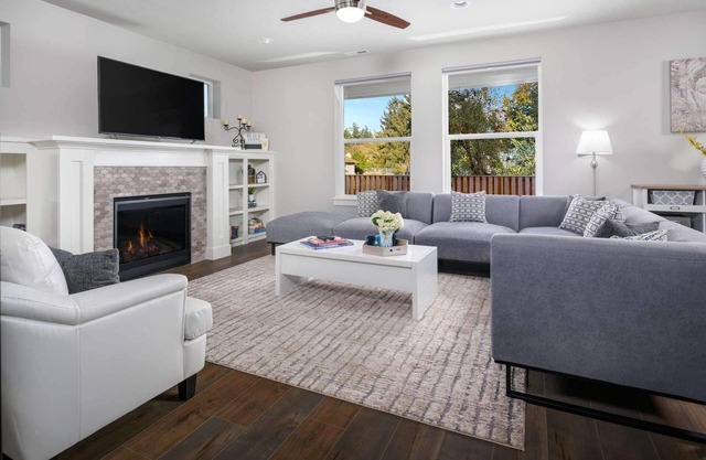 Fantastic New Retreat, Bright Open Floor Plan, WiFi, Game Console, Ping Pong, 20 Min to Portland