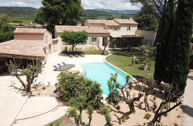 Fantastic private villa with heated saltwater pool in Provence