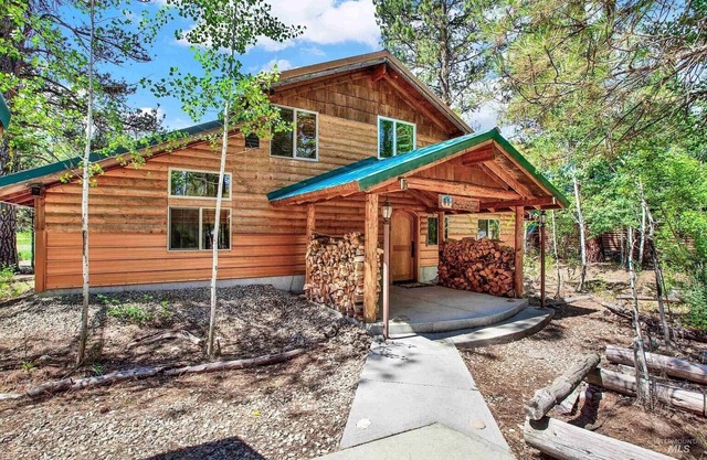 Fantastic Riverside Cabin with Hot Tub, WFI!