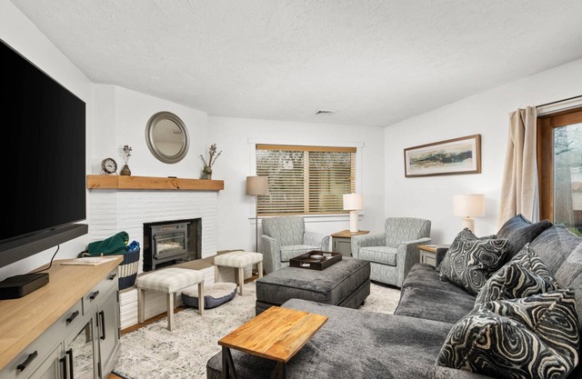 Fantastic Single Level Retreat, Pet Friendly, Fully Fenced Backyard, Hot Tub, Close to Everything