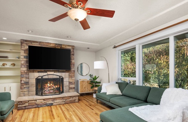 Fantastic Southeast Retreat, Just Above Johnson Creek, Pet Friendly, Huge Deck & Yard w/ Fire-Table