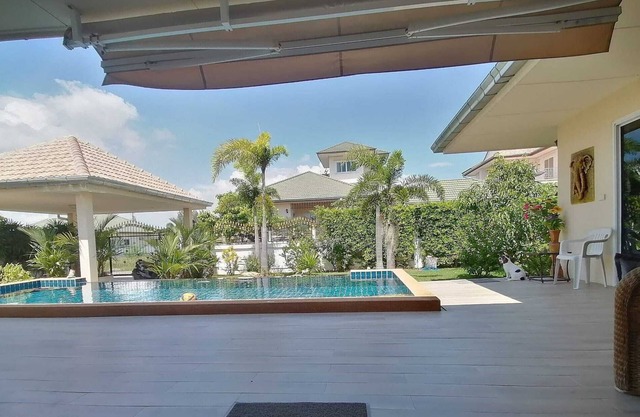 Fantastic 4-bed pool villa flooded with light and air