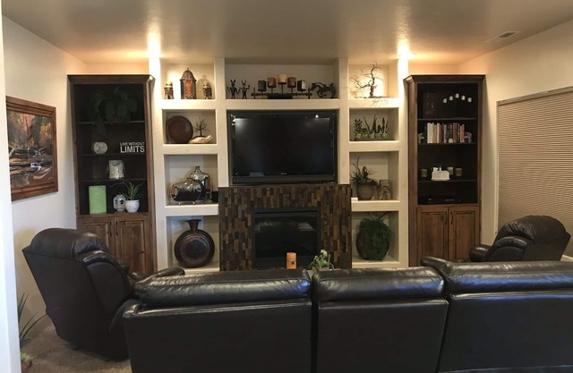 FANTASTIC UNOBSTRUCTED VIEW OF PINE MTN & QUIET GET-AWAY FOR MATURE COUPLES.nnn
