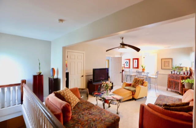 Fantastic Vibrant Art Home King bed/Wifi/Sound system Smart TV/Bike