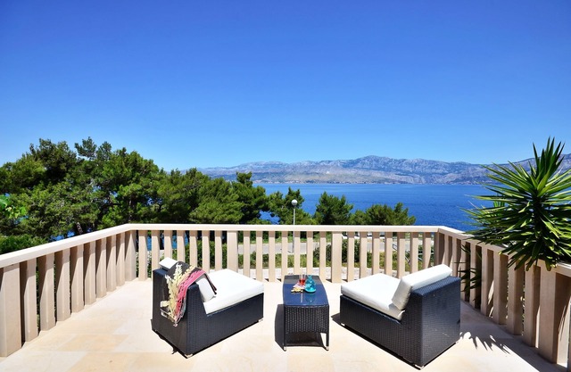 Fantastic view, right by the sea, pets welcome