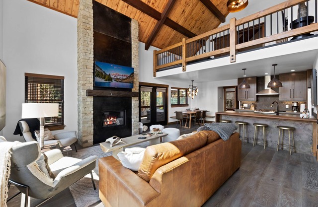 Fantastic Views! Two Large Patios, Private Jacuzzi and Indoor/Outdoor Fireplace