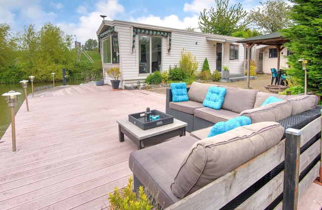 Fantastic Villa in Ooltgensplaat With Jetty