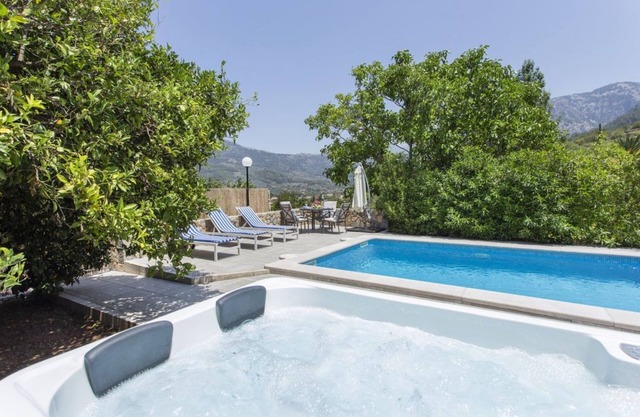 Fantastic Villa with Pool, Whirlpool, Terraces, Mountain View, Air Conditioning & Wi-Fi