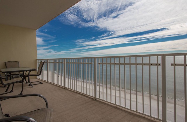 Fantastic Western Corner Unit w/Fabulous Sunsets!