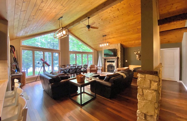 Far Far Away Cottage - Beautiful cottage on a private lake 300ft waterfront