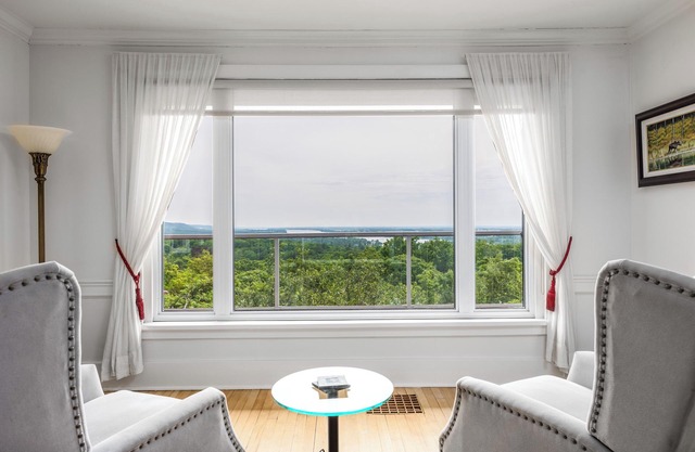 Far Horizons Vacation Luxury home in Montebello, Quebec