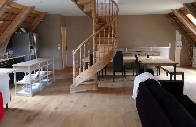 Farm dating from 1870 for lovers of the great outdoors. Sleeps 8-10 in the Cézallier.