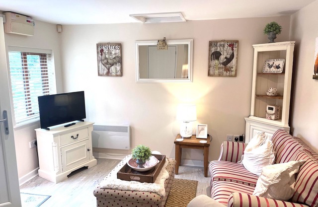 Farm End Cottage - sleeps 2 guests in 1 bedroom