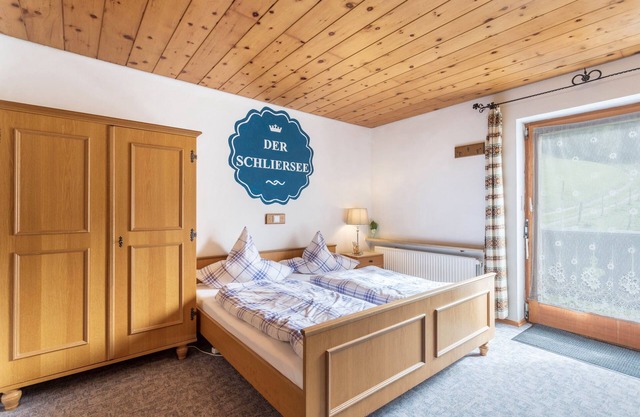 Farm Holiday - Dream Holiday App Balcony, Garden, Lake and Mountain View