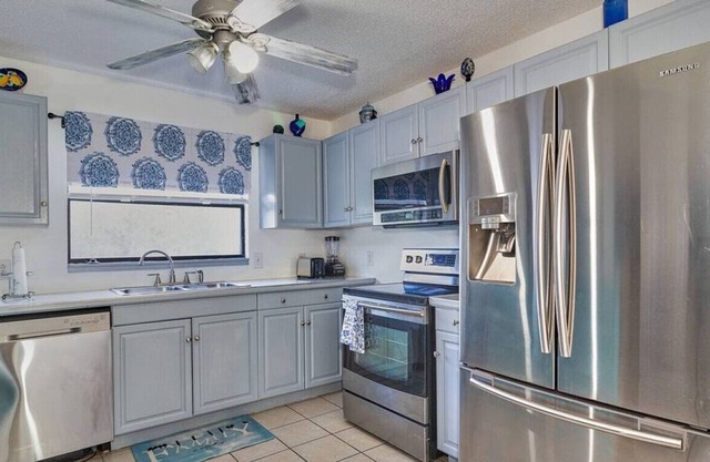 Farm House Retreat - Park your RV - Camp in Style!