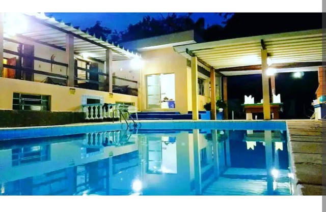Farm in Guararema w/swimming pool, court, barbecue area w/access to Paraíba river.