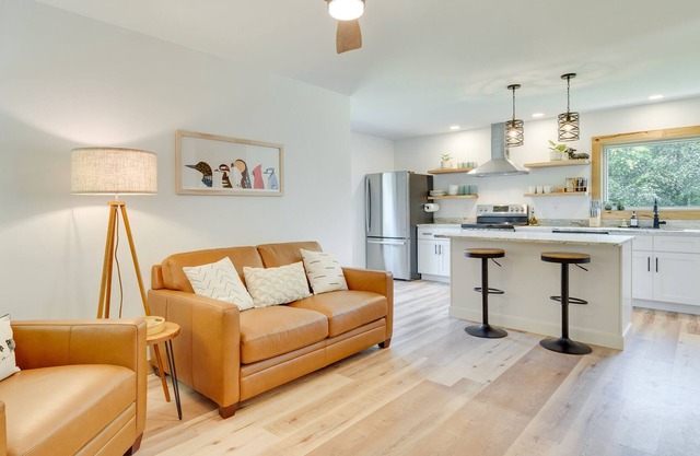 Farm Stay: Bright & Modern Mills River Cottage!