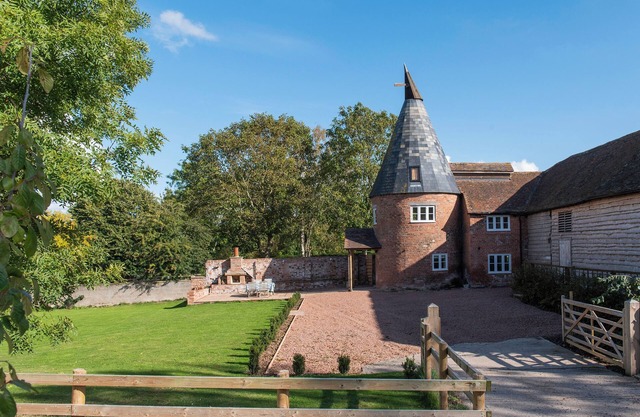 Farm stay in former Hop Kiln surrounded by cider apple orchards near Leominster
