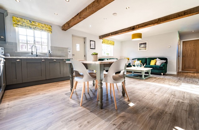 FARMCOURT BARN 57 EASTFIELD LANE, family friendly in Welton