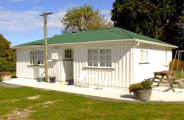 Farmers Cottage - Wacky Stays - six unique rentals - 4km from Kaikoura centre