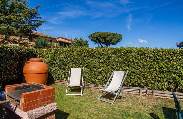 Farmhouse 'Ruggeri - Casa Rosa' with Shared Garden, Wi-Fi and Air Conditioning