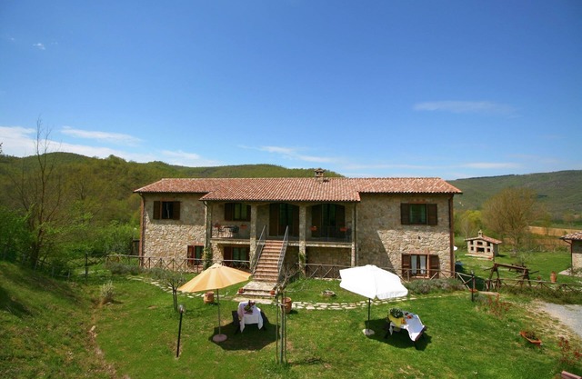 Farmhouse near Lake Trasimeno with Pool
